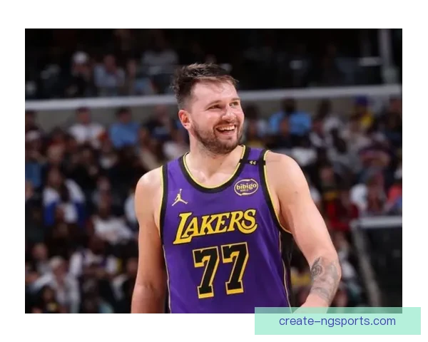 湖人队迎战勇士队 新赛季揭幕战精彩对决引发球迷热议